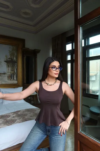 Dalgıç Kumaş Volanlı Askılı Bluz Kahverengi
