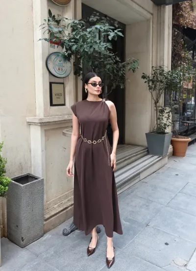 Linda Kumaş Aksesuarlı ve Kemerli Elbise Kahverengi