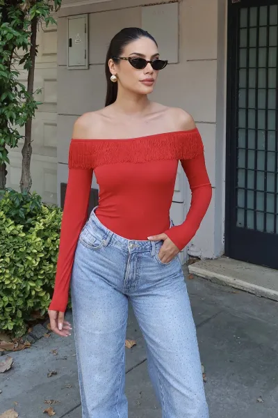 Dalgıç Kumaş Püsküllü Madonna Yaka Crop Kırmızı