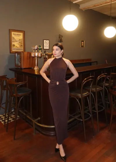 Sandy Kumaş Salyangoz Aksesuarlı Sırt Dekolteli Elbise Kahverengi