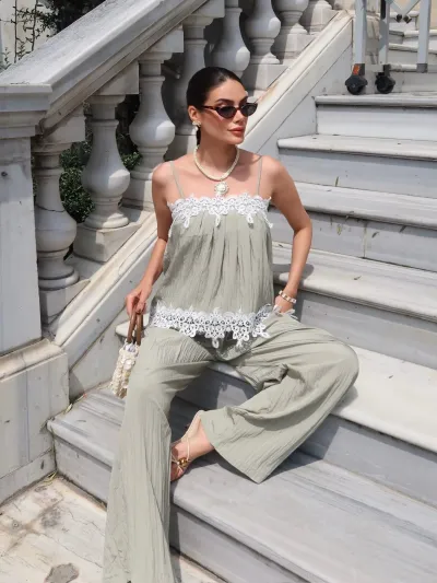 Dokuma Kırışık Kumaş Dantelli Bluz Bej