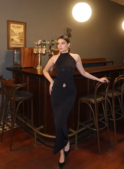 Sandy Kumaş Salyangoz Aksesuarlı Sırt Dekolteli Elbise