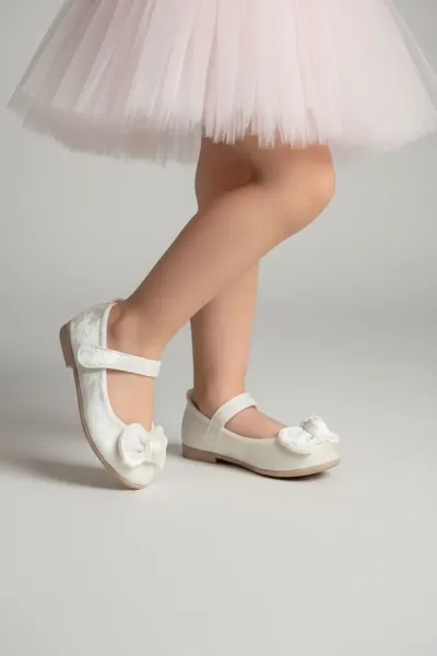 Fiyonk Detaylı Kız Bebek Babet — Beyaz