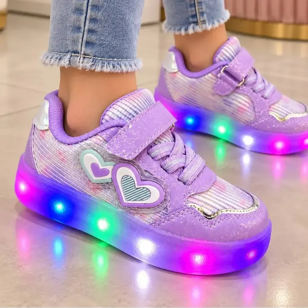 Işıklı tabanlı lila kalpli çocuk sneaker
