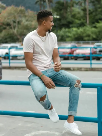 Erkek Yırtık Detaylı Slim Fit Kot Pantolon – Açık Mavi