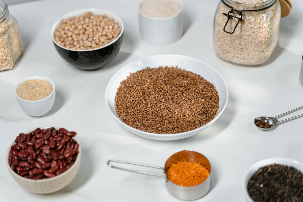 Beyaz masada kâselerde mercimek, nohut ve tahıllar