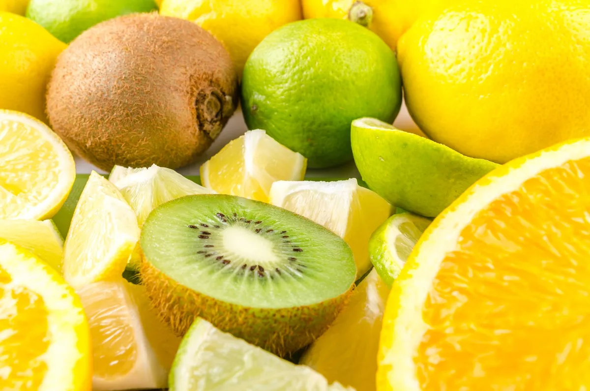 Dilimlenmiş limon, misket limonu ve kivi