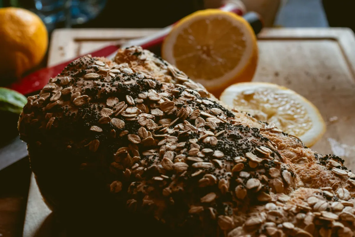 Tam tahıllı ekmek ve masada limon dilimleri