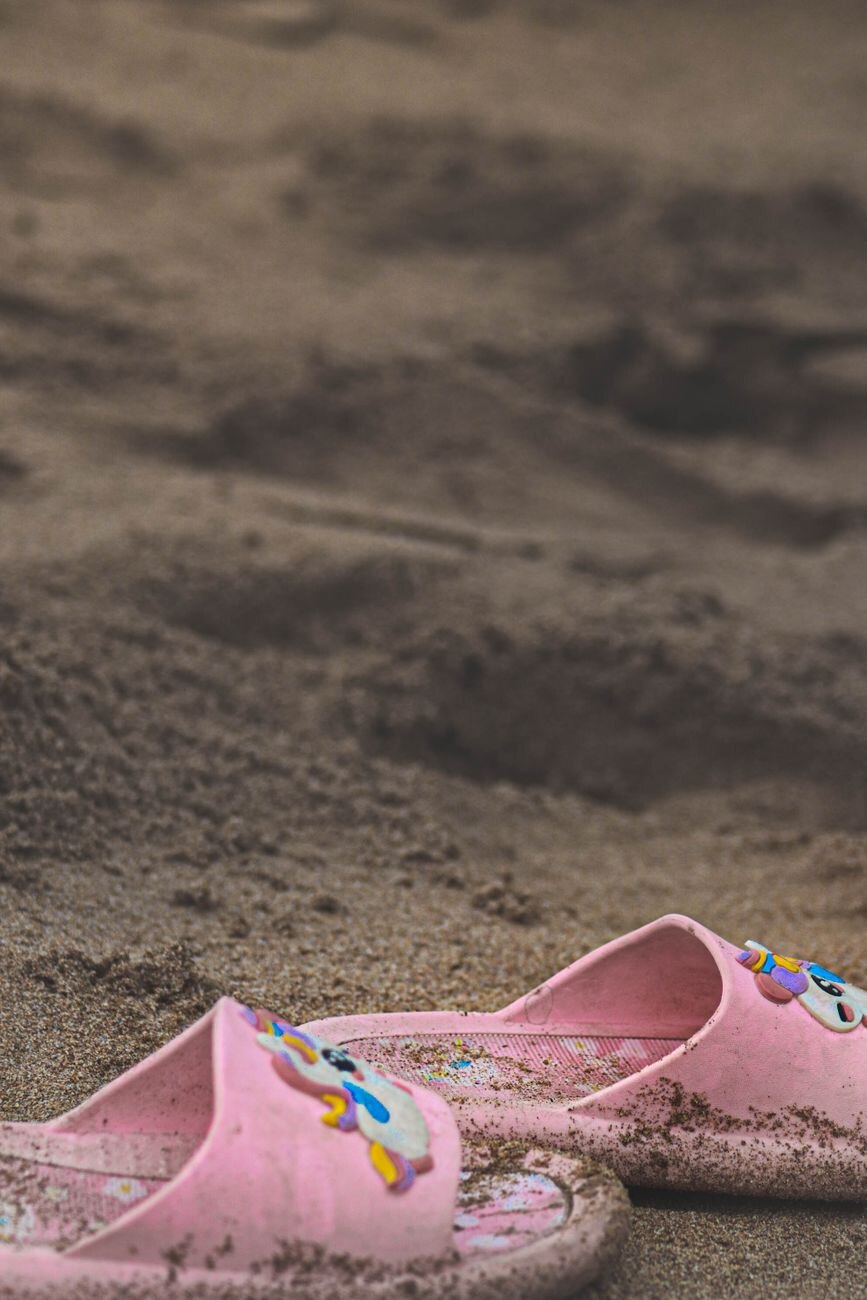 çocuk tatil valizinde ne olmalı, yazlık çocuk seyahat kıyafetleri - kids-sandals-beach