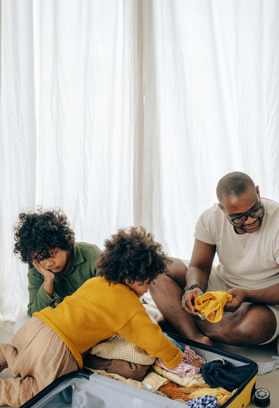 çocuk tatil valizinde ne olmalı, yazlık çocuk seyahat kıyafetleri - family-vacation-packing