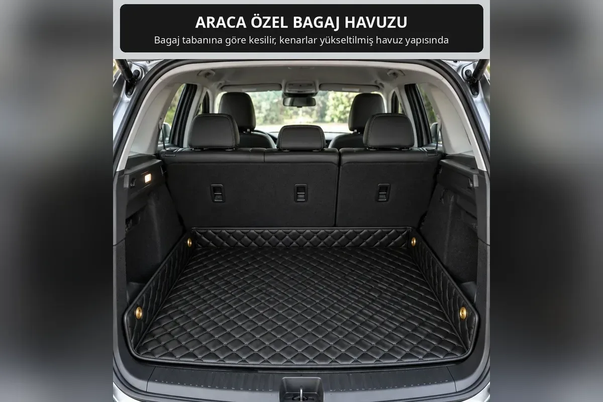 Siyah kapitone deri bagaj havuzu SUV bagaj tabanında, kenarları yükseltilmiş ve altın renkli düğmeli