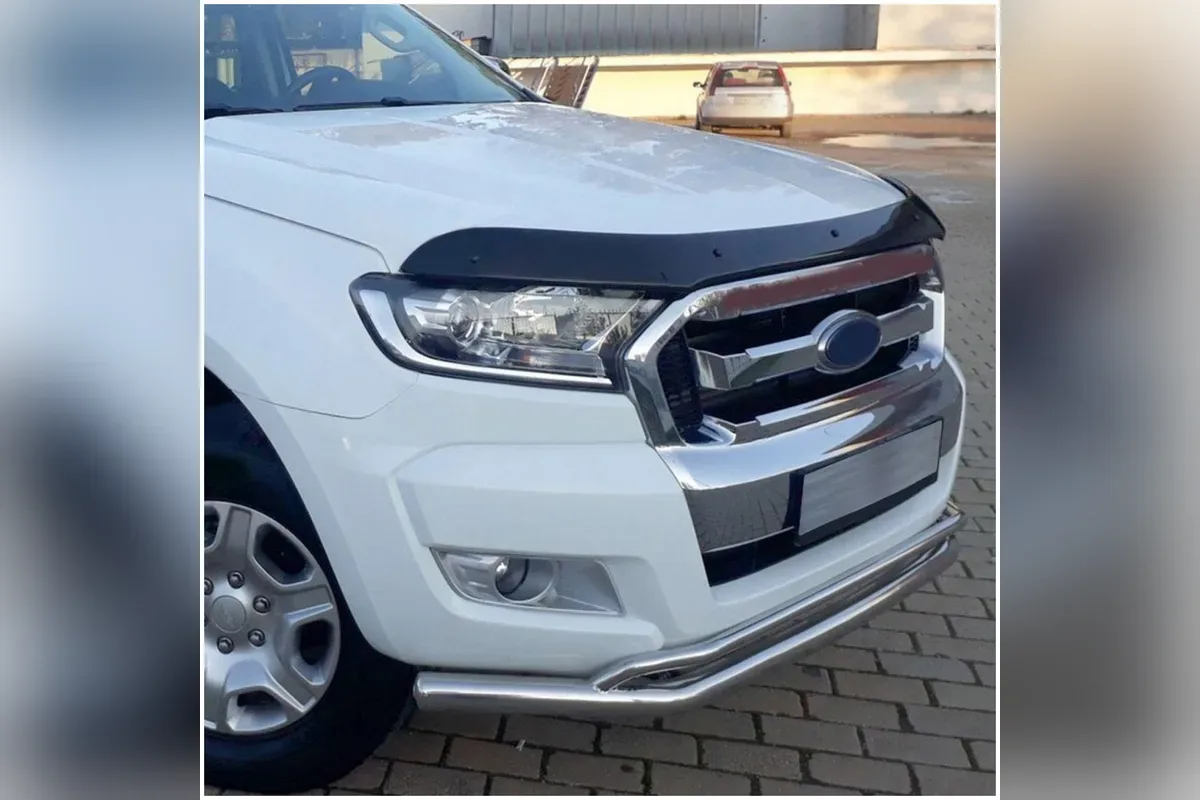 Ford Ranger 2015 ve sonrası için parlak siyah ABS kaput rüzgarlığı, beyaz pick-up üzerinde gerçek fotoğraf