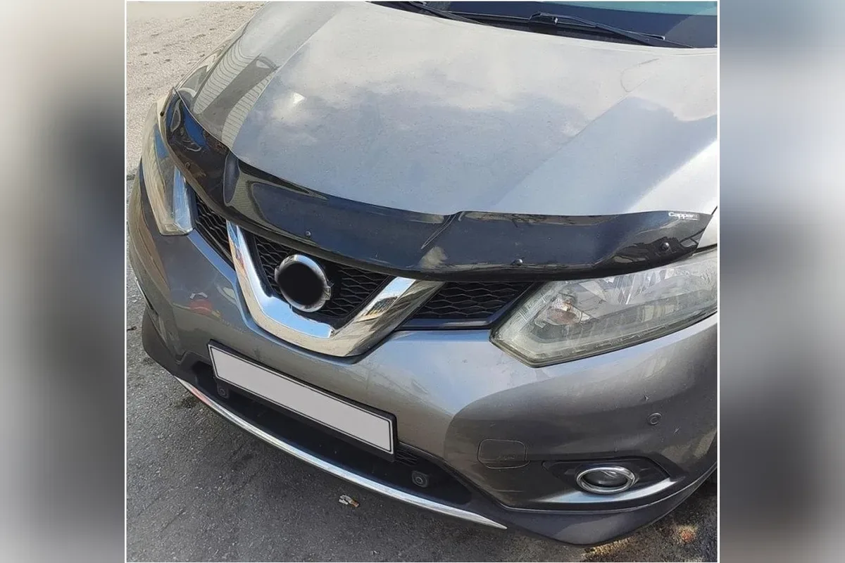 Nissan X-Trail 2014 ve sonrası için parlak siyah ABS kaput rüzgarlığı, gri T32 kasa araç üzerinde gerçek fotoğraf