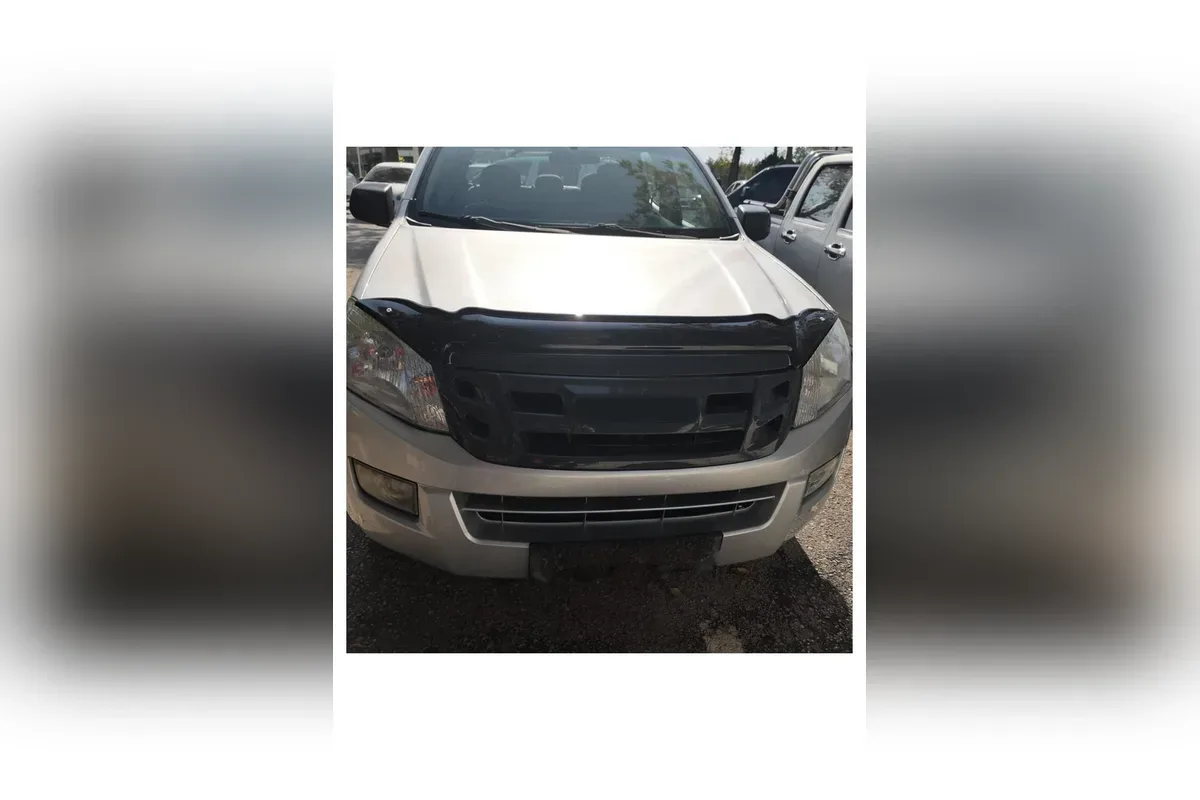 Isuzu D-Max 2012-2017 için parlak siyah ABS kaput rüzgarlığı, gümüş pick-up üzerinde gerçek fotoğraf