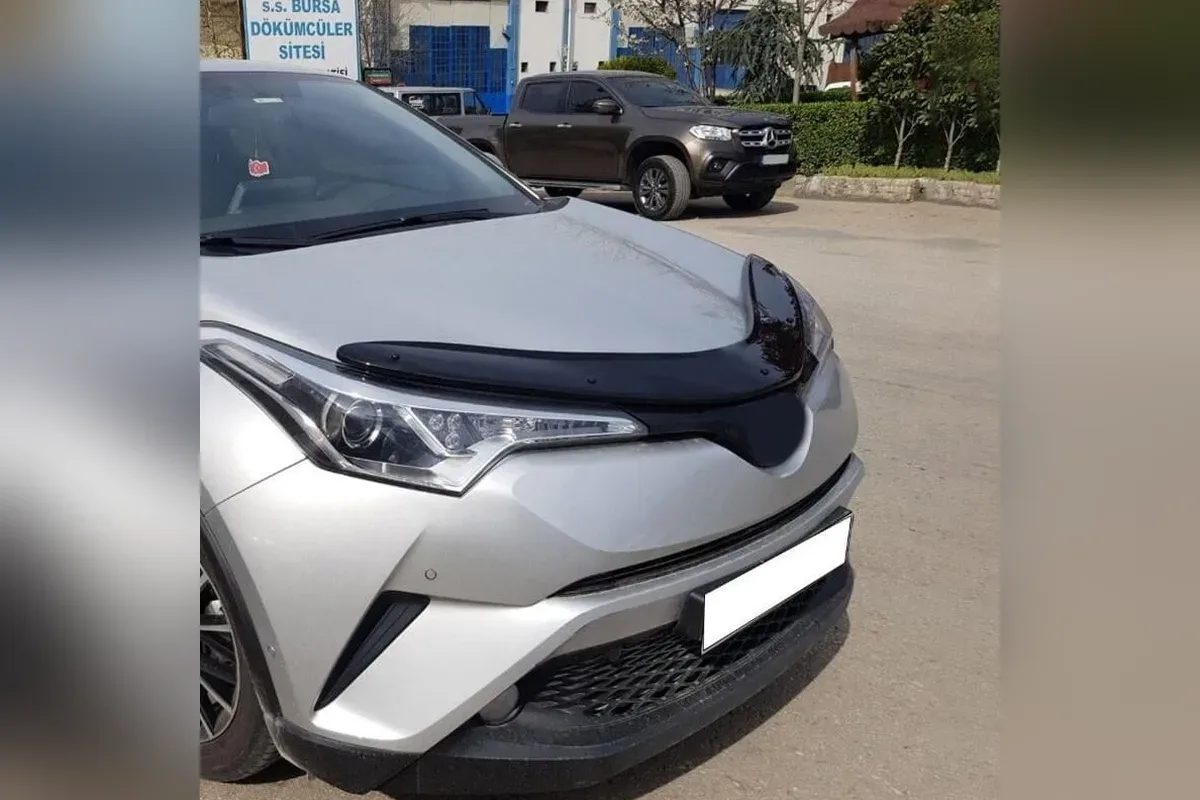 Toyota C-HR 2016-2020 ilk kasa üzerinde parlak siyah ABS kaput rüzgarlığı uygulanmış gerçek araç fotoğrafı