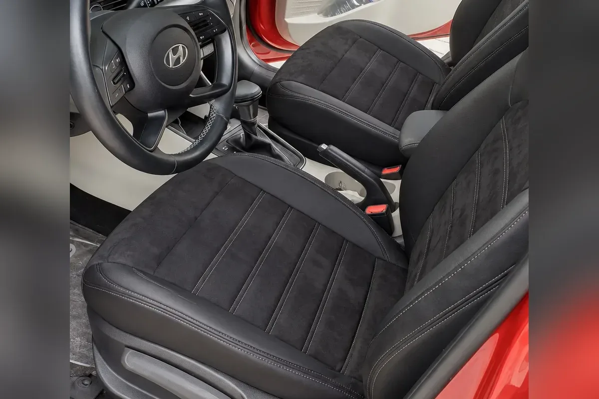 Hyundai Bayon ön koltuklarında siyah araca özel koltuk kılıfı, temsili tasarım görseli