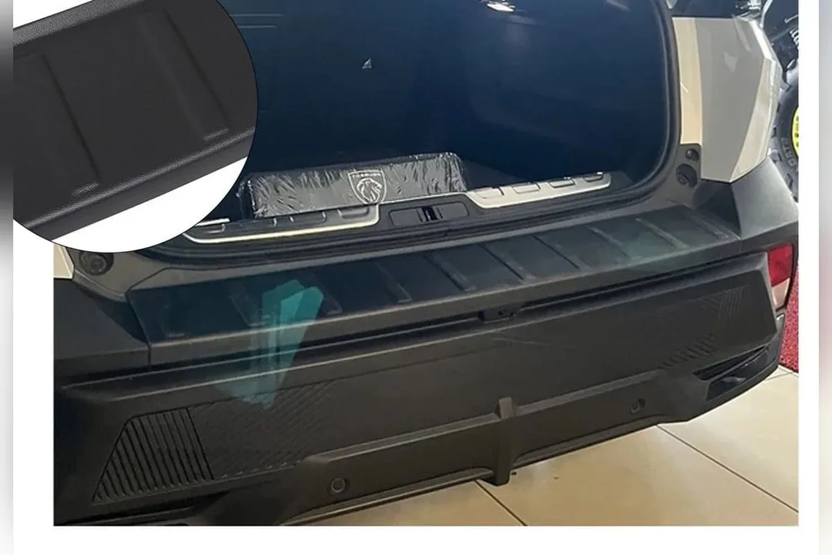 Peugeot 408 2022 sonrası arka tampon üstüne uygulanmış siyah ABS arka tampon eşiği gerçek araç fotoğrafı