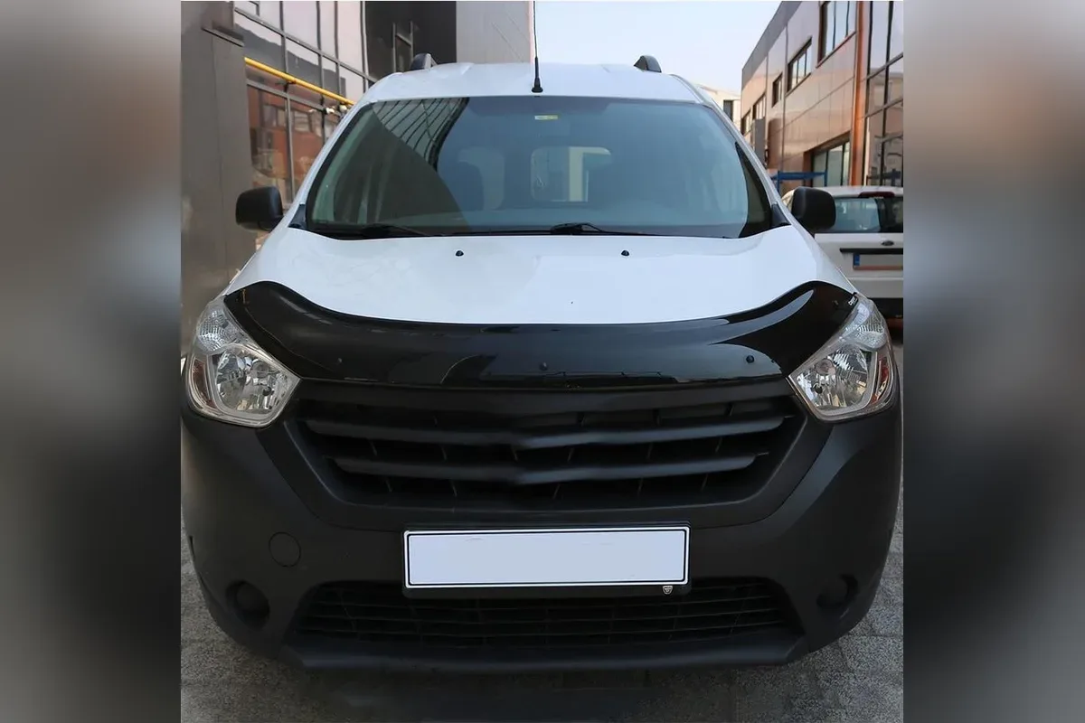 Beyaz Dacia Dokker üzerinde ABS parlak siyah ön kaput rüzgarlığı