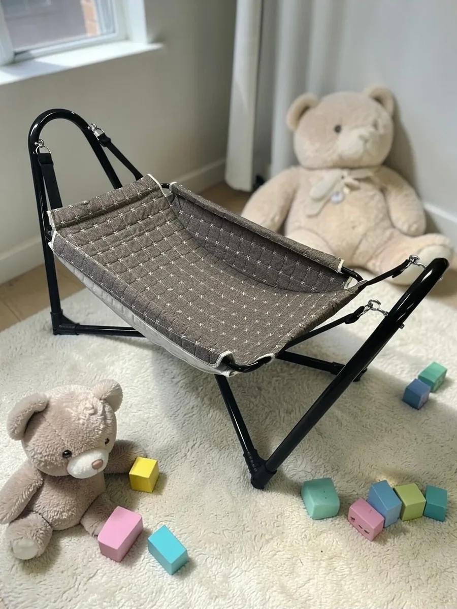 Uranüs bebek hamağı bebek odasında, oyuncak ayılarla