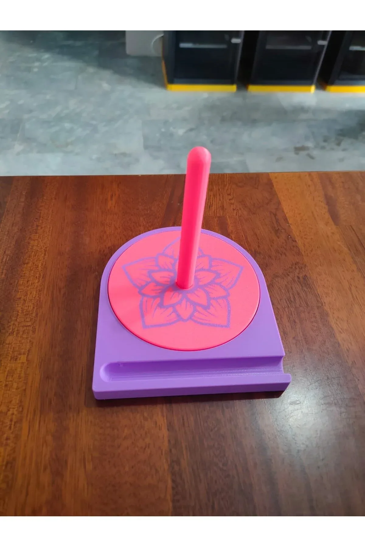Sök-Tak Pimli Yumak Döndürücü – Taşınabilir Örgü Aparatı ve Telefon Standı 3
